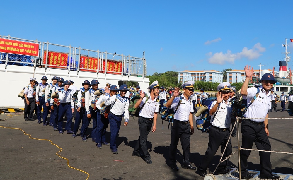 Cán bộ, chiến sĩ xuất quân lên tàu ra Trường Sa làm nhiệm vụ vẫy tay chào tạm biệt người thân