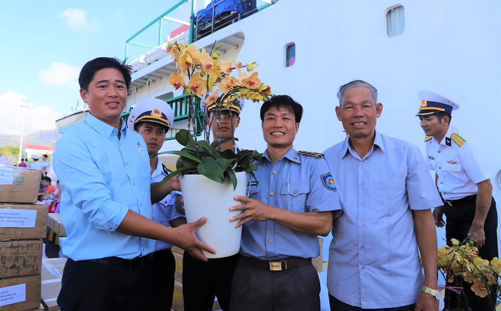 Anh Phan Thanh Sang tặng lan Hồ điệp mang ra Trường Sa phục vụ tết