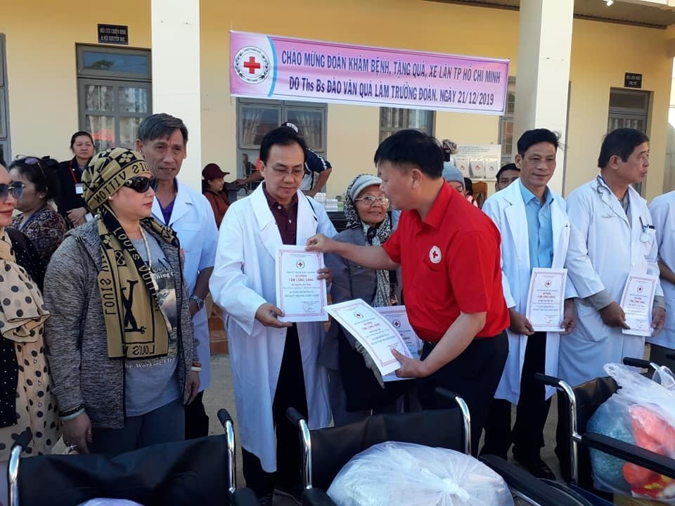 Khám bệnh, tặng quà cho 200 đồng bào DTTS