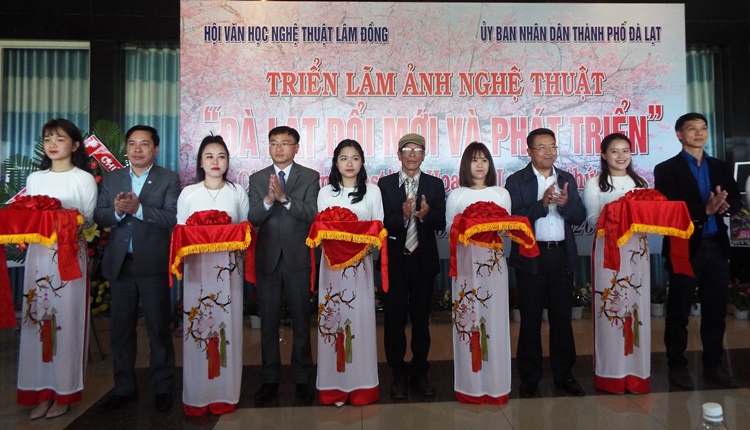 Cắt băng khai mạc triển lãm