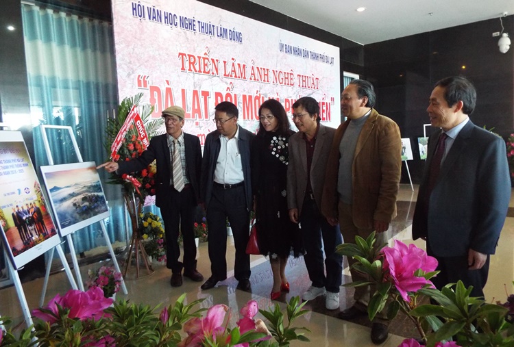 Đại biểu tham quan triển lãm