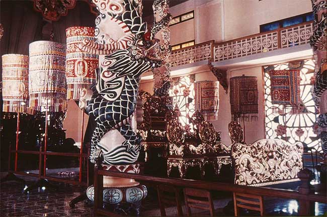 Đồ nội thất tinh xảo bên trong tòa thánh