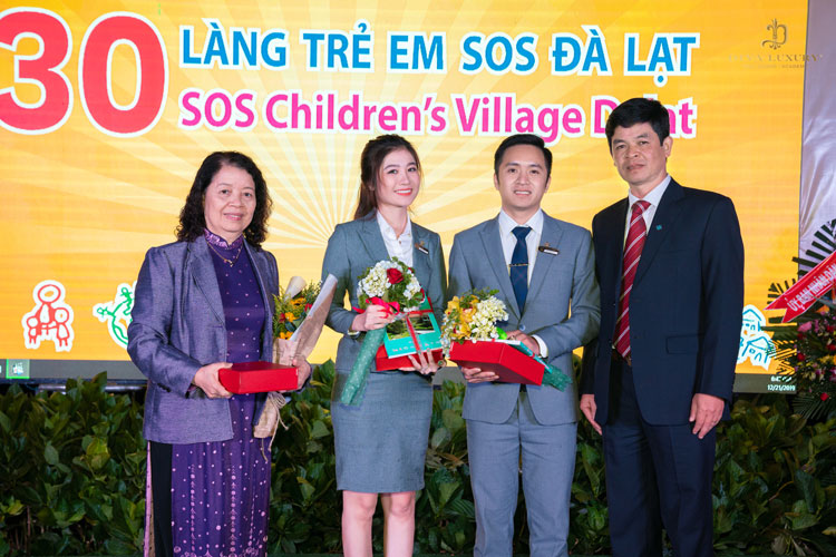Ông Lê Mạnh Hà - Phó Chủ tịch DIVA GROUP lên nhận quà lưu niệm thay lời cảm ơn từ Ban quản lý làng SOS