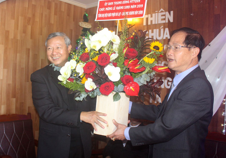 Ủy Ban Trung ương MTTQ Việt Nam gửi lẵng hoa chúc mừng Lễ Giáng sinh 2019 tới Tòa Giám mục Đà Lạt