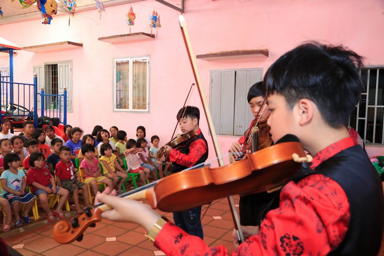Mang âm nhạc sưởi ấm mùa Giáng sinh cho trẻ mồ côi