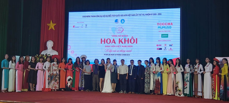 Các thí sinh chụp hình lưu niệm cùng Ban tổ chức cuộc thi