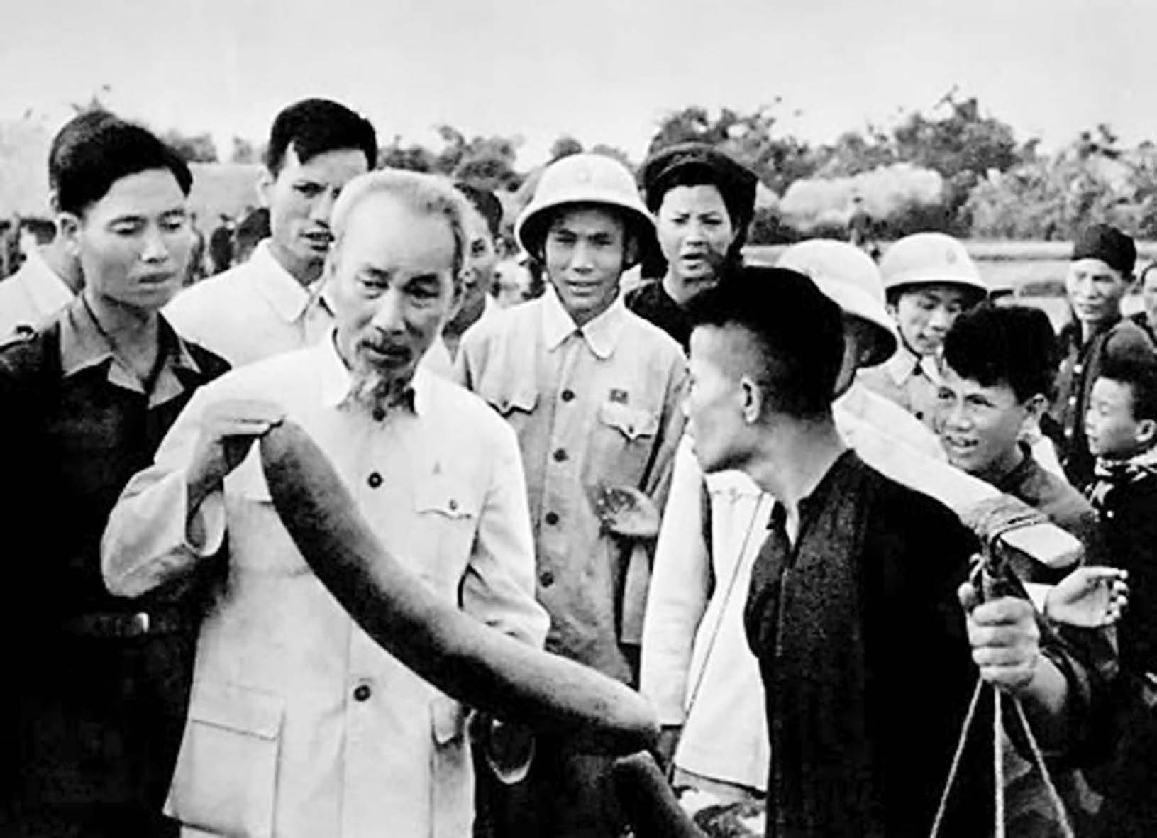 Gắn bó mật thiết với Nhân dân để góp phần xây dựng Đảng