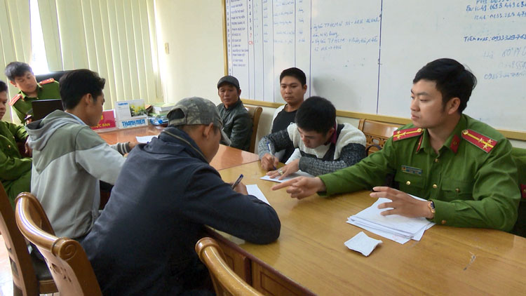Công an tiến hành kiểm tra các sản phẩm tại cơ sở Nhã Thy số 270, đường Phù Đổng Thiên Vương, Phường 8, TP. Đà Lạt. Ảnh: Lê Tiến