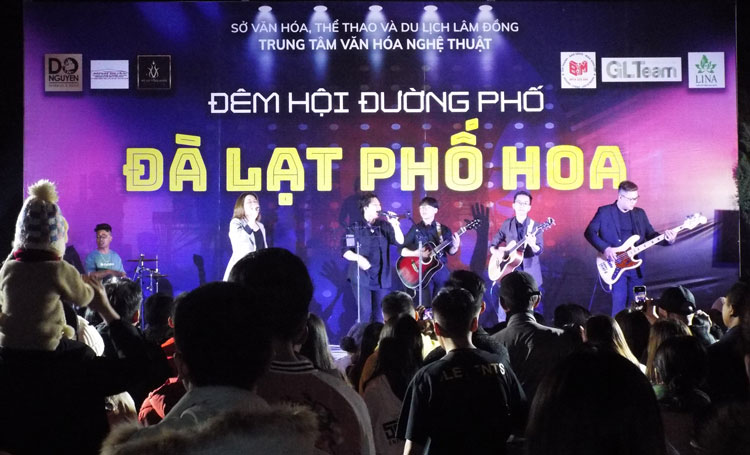 Đêm hội thu hút hàng ngàn bạn trẻ làm nên không gian sôi động