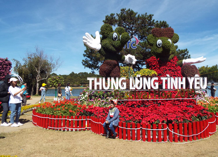 Thung lũng tình yêu nổi bật bởi nhân vật hoạt hình chuột Mickey