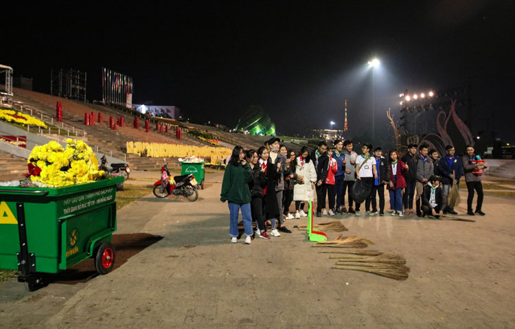 Một nhóm bạn trẻ là sinh viên ĐH Đà Lạt, CĐ Nghề Đà Lạt, CLB Hành Trình Đỏ, Sáo Trúc với hơn 20 người phụ giúp các công nhân môi trường dọn rác tại nên Quảng trường Lâm Viên nên lượng rác được dọn sạch sẽ sau khi lễ bế mạc Festival hoa kết thúc khoảng 1h đồng hồ