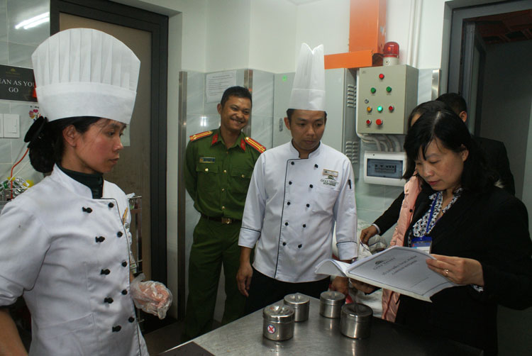 Đoàn kiểm tra khâu lưu mẫu thực phẩm tại khách sạn phục vụ khách quốc tế và trong nước tham dự Festival Hoa Đà Lạt 2019. Ảnh: A.Nhiên
