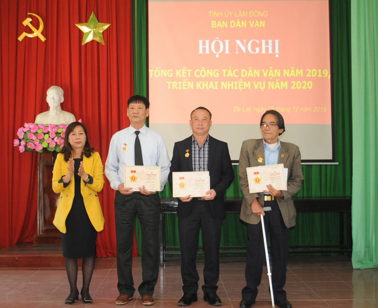 trao tặng Kỷ niệm chương “Vì sự nghiệp dân vận”của Ban Dân vận Trung ương cho các cá nhân