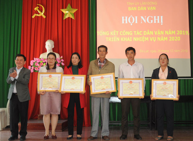 Trao Bằng khen của Chủ tịch UBND tỉnh cho các tập thể và cá nhân