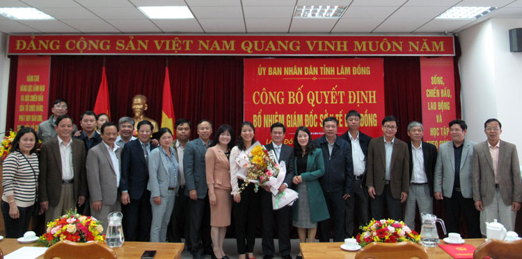 Lãnh đạo các đơn vị trực thuộc Sở Y tế tặng hoa chúc mừng và chụp ảnh lưu niệm cùng tân Giám đốc Sở Y tế Nguyễn Đức Thuận