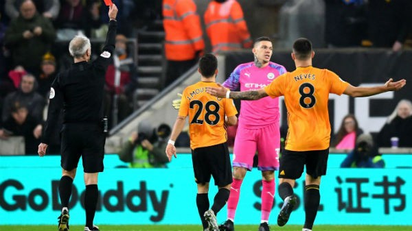 Thua ngược Wolves, chức vô địch Premier League xa dần Man City