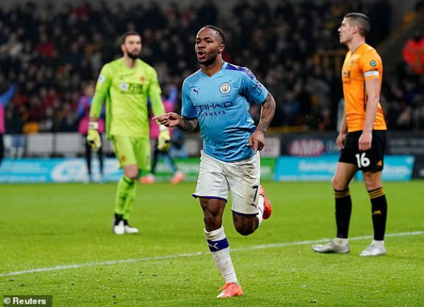 Dù thiếu người, Man City vẫn dẫn trước 2-0 nhờ cú đúp của Sterling