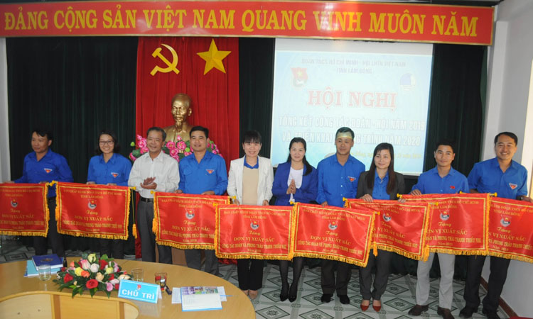 Tặng Cờ cho các đơn vị đạt danh hiệu ”Xuất sắc tiêu biểu” trong công tác Đoàn và phong trào thanh thiếu nhi năm 2019