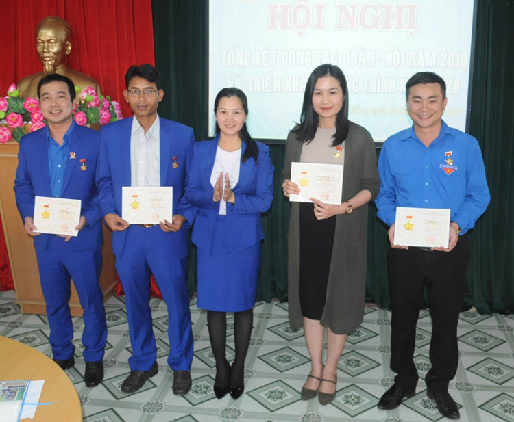 Trao Kỷ niệm chương vì thế hệ trẻ của Trung ương Đoàn các cá nhân