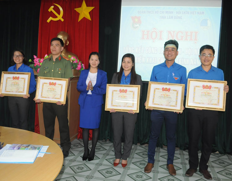 Trao Bằng khen của Trung ương Đoàn các tập thể và cá nhân đã có thành tích xuất sắc trong công tác Đoàn và phong trào thanh thiếu nhi năm 2019