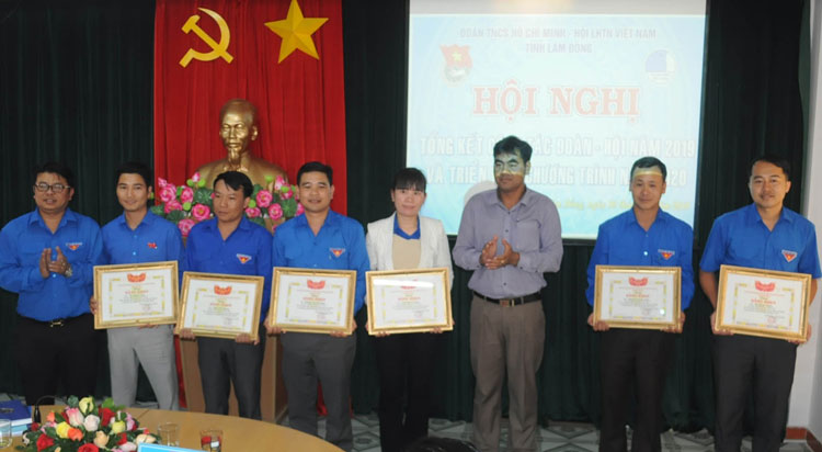 Tặng Bằng khen cho các tập thể và cá nhân đạt thành tích xuất sắc trong công tác Đoàn và phong trào thanh thiếu nhi năm 2019