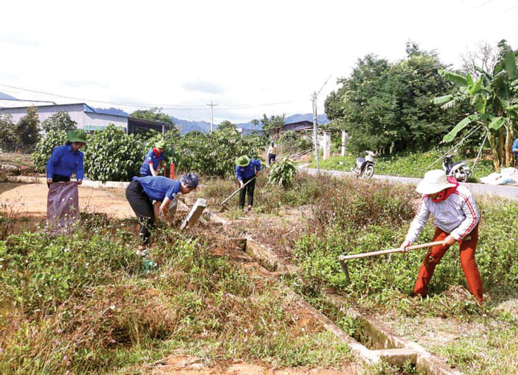 Ra quân dọn dẹp môi trường. Ảnh: D.Danh