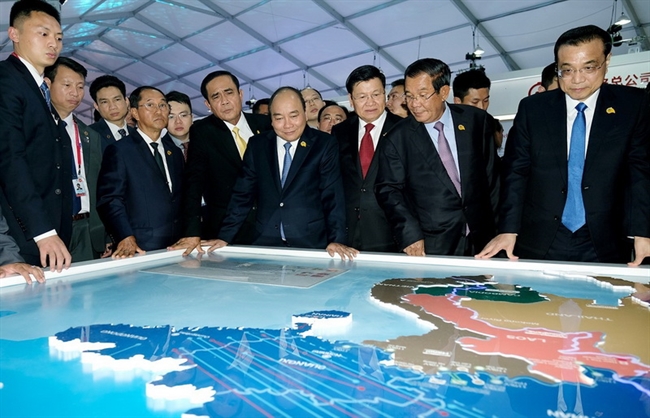 Thủ tướng Nguyễn Xuân Phúc và Trưởng đoàn các nước tham dự cơ chế hợp tác Mê Công - Lan Thương thăm Triển lãm ảnh thành tựu Mê Công - Lan Thương tại Campuchia tháng 1-2018. Ảnh: Thống Nhất /TTXVN