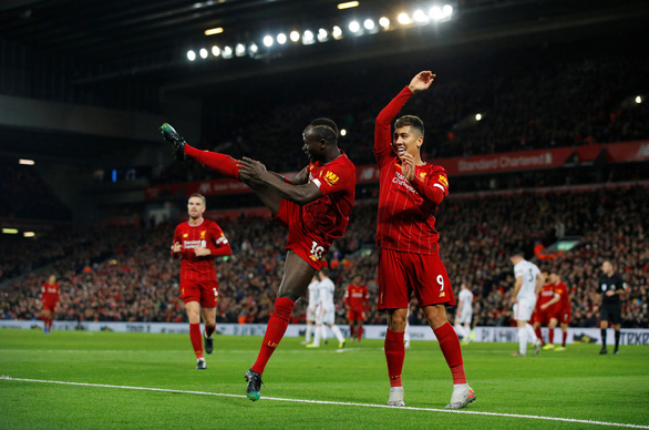 Màn ăn mừng của Mane và Firmino