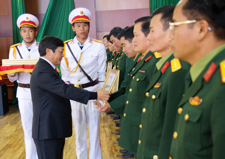 Các tập thể, cá nhân được khen thưởng vì có thành tích xuất sắc trong xây dựng nền quốc phòng toàn dân