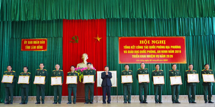 Các tập thể, cá nhân được khen thưởng vì có thành tích xuất sắc trong xây dựng nền quốc phòng toàn dân
