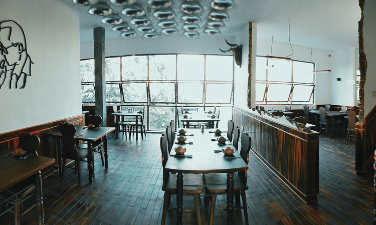 Để rồi đằng sau bức tường đen là một không gian nhẹ nhàng tinh tế