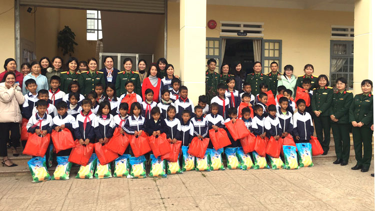 Học viện lục quân trao quà cho học sinh dân tộc thiểu số vượt khó