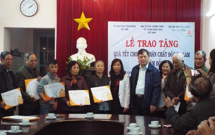 Trao tặng quà Tết cho nạn nhân chất độc da cam/Dioxin có hoàn cảnh khó khăn