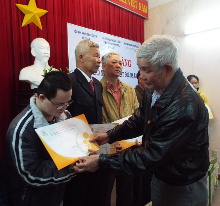 Quà tặng của Trung ương Hội là nguồn động viên lớn cho nạn nhân chất độc da cam có hoàn cảnh khó khăn có thêm điều kiện vui xuân, đón tết