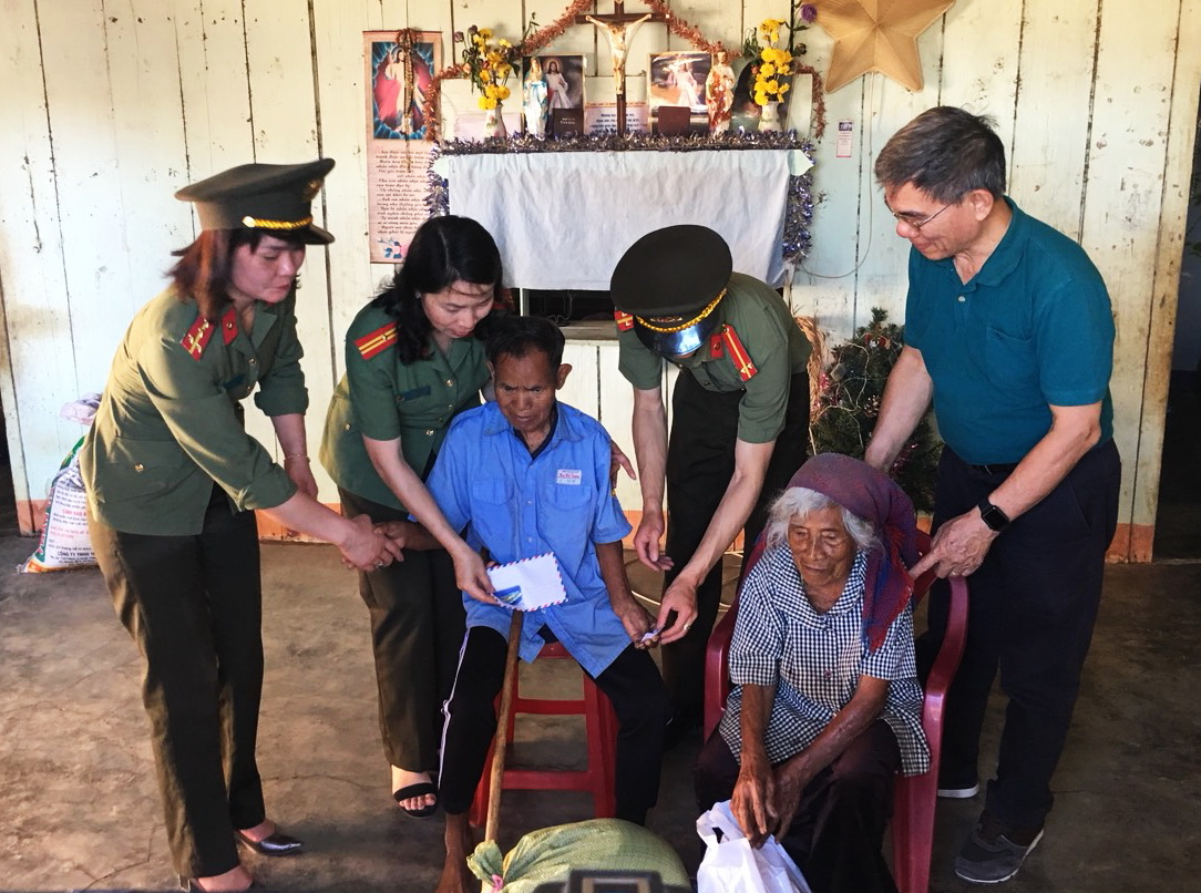 Công an Lâm Đồng tặng quà Tết cho người nghèo