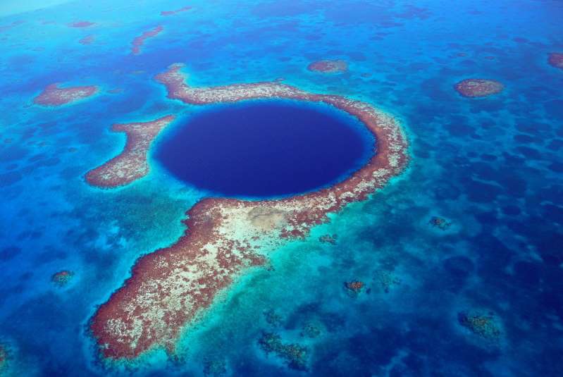 Hố Xanh khổng lồ ở Belize. Giếng nước sâu khổng lồ ở ngoài khơi Belize này là điểm đến yêu thích đặc biệt là đối với những người lặn biển, bởi làn nước trong như pha lê và sự đa dạng thủy sinh ở đây, từ những loài cá nhiệt đới cho đến những cụm san hô tuyệt đẹp