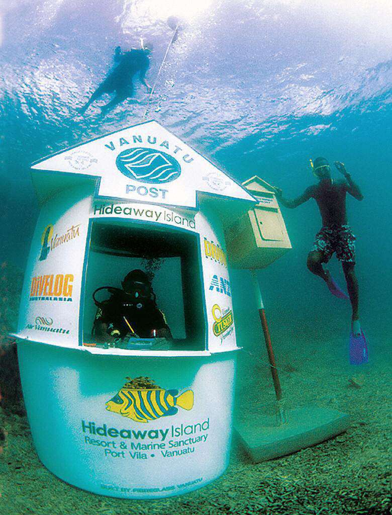 Bưu điện Vanuatu ở đảo Hideaway. Đây là bưu điện đầu tiên và duy nhất trên thế giới ở dưới nước. Bạn hoàn toàn có thể gửi bưu thiếp từ bưu điện với san hô và những đàn cá nhiều màu sắc xung quanh này. Những tấm bưu thiếp đều làm từ vật liệu chống nước và dán tem chống nước
