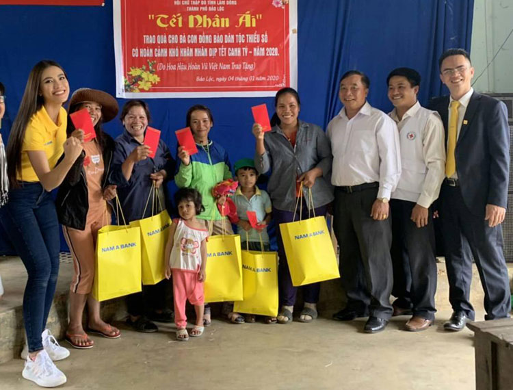 Người đẹp Hoa hậu Hoàn vũ Việt Nam tặng quà tết cho đồng bào dân tộc thiểu số tại Bảo Lộc