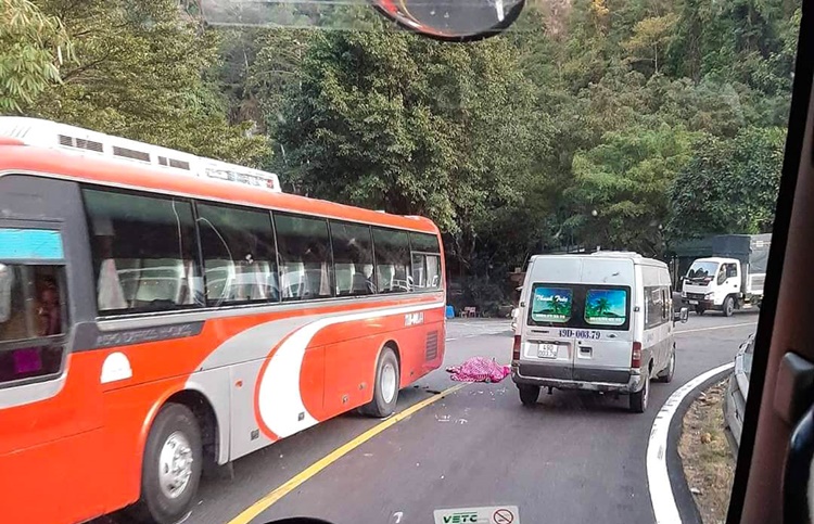 Va quẹt giữa xe máy và xe khách 45 chỗ, một thanh niên tử vong trên đèo Bảo Lộc