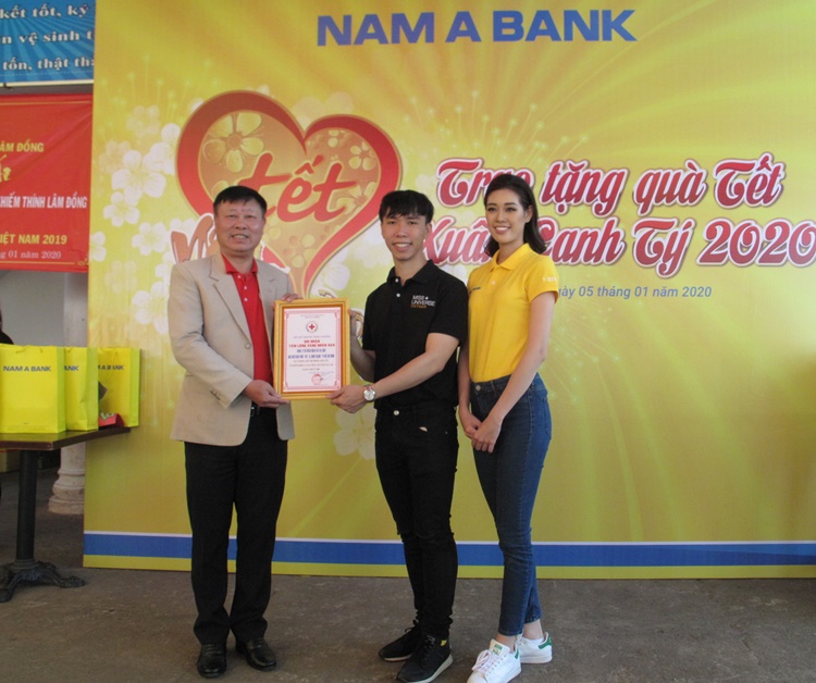 Trao 130 suất quà tết cho trẻ khiếm thính