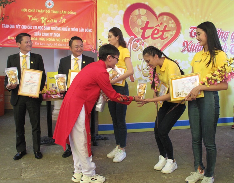 Trẻ em Trường Khiếm thính Lâm Đồng tặng món quà mứt Tết do các học sinh của trường tự làm cho các nhà tài trợ và người đẹp tham gia chương trình