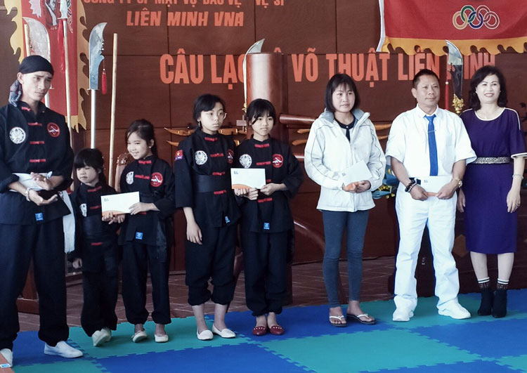 Liên Minh Group hỗ trợ trên 700 triệu đồng hỗ trợ học sinh nghèo và người có hoàn cảnh đặc biệt khó khăn