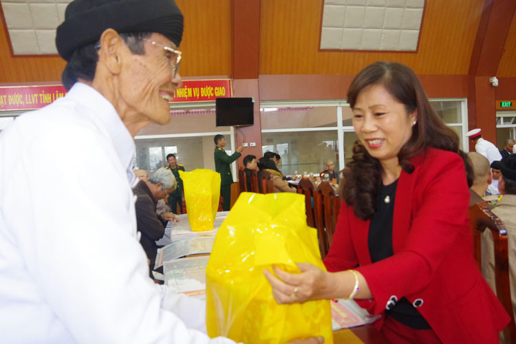 Bộ Chỉ huy Quân sự tỉnh gặp mặt chức sắc