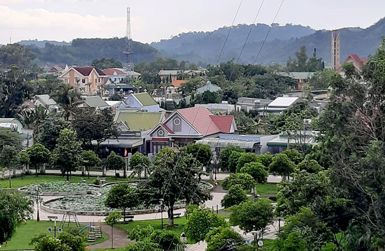 Diện mạo mới của Tổ dân phố 1C, thị trấn Đạ Tẻh có sự góp công lớn của ông Phan Văn Rung. Ảnh: N.T.T