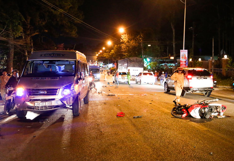 Xe máy va chạm liên hoàn, 2 thanh niên thương vong