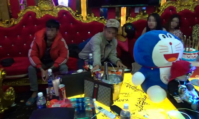 Bắt nhóm thanh niên sử dụng ma túy trong quán karaoke