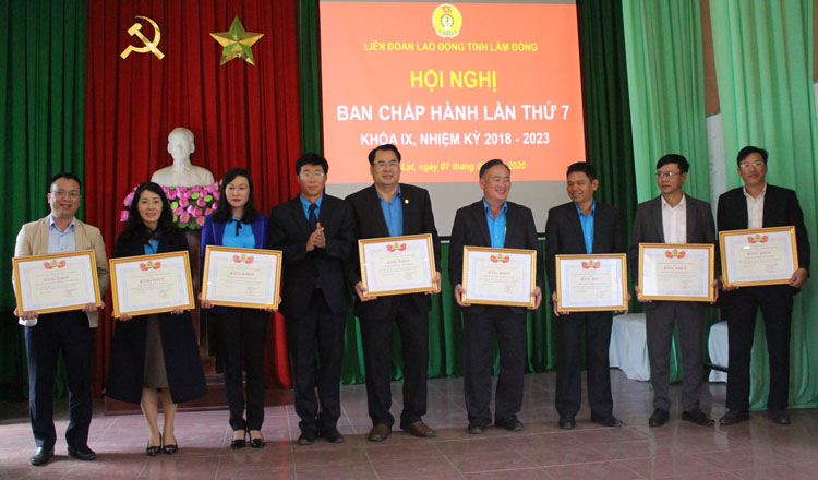 Đồng chí Lê Ngọc Phúc – Phó Chủ tịch Thường trực LĐLĐ tỉnh, trao Bằng khen cho các tập thể xuất sắc