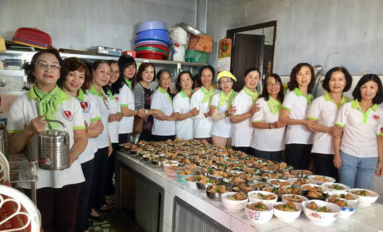 Tình nguyện phục vụ bữa ăn trưa cho các đối tượng ở Trung tâm Bảo trợ xã hội tỉnh