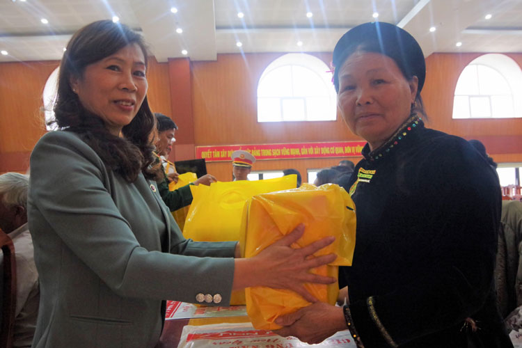 Gặp mặt già làng, trưởng thôn dịp Xuân Canh Tý 2020
