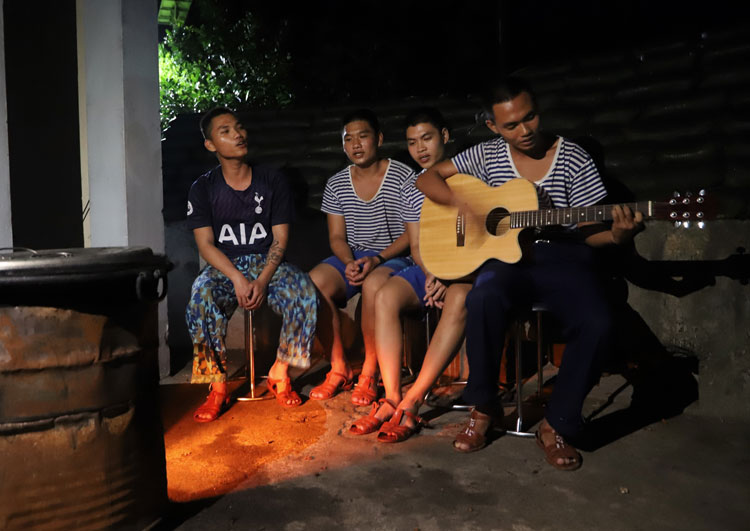 Các chiến sĩ hải quân ôm đàn guitar cùng hát vang bên bếp lửa hồng nấu bánh chưng nơi đảo xa